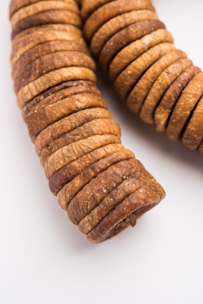 Photo dried figs or anjeer fruit from india is a healthy nutritional food