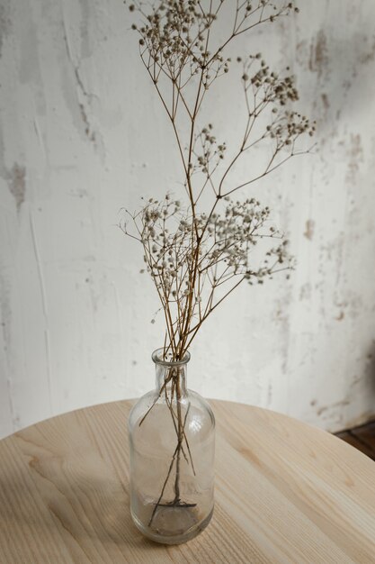 나무 테이블에 유리에 말린 된 꽃
