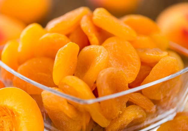 Высушенные пищевые абрикосы с селективным фокусом крупным планом