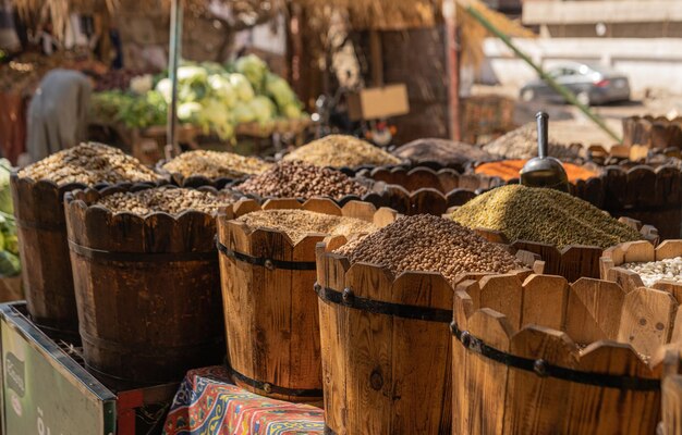 Prodotti alimentari secchi sulla bancarella del mercato di strada arabo