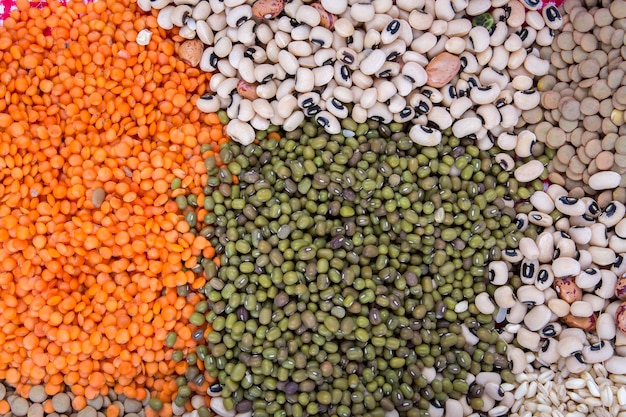 Foto il fondo di legumi crudi misti di alimenti secchi