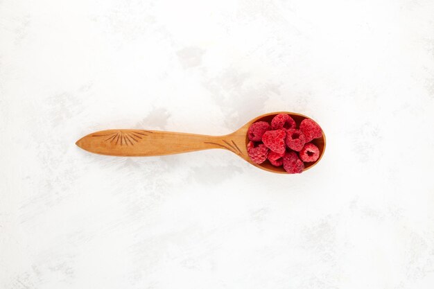 Фото Сушеные, замороженные, сушеные малины в ложке, обезвоженные малиновые ягоды, умное хранение здоровой пищи