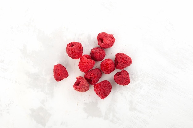Фото Сушеные замороженные сушеные малины на столе обезвоженные малиновые ягоды умное хранение здоровой пищи