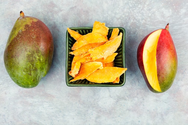 Сушеные и свежие фрукты манго