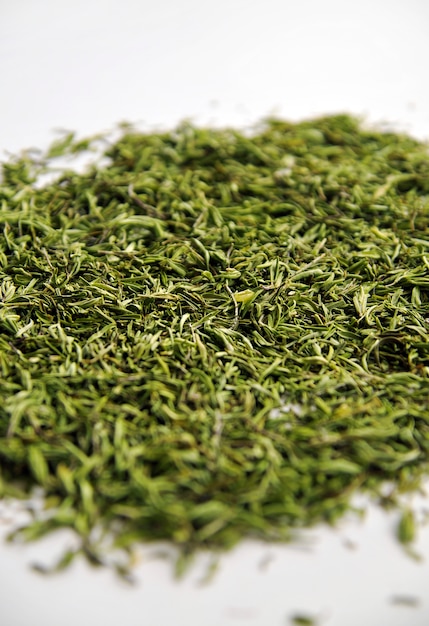 Foto tè alla menta verde secco su una tavola bianca