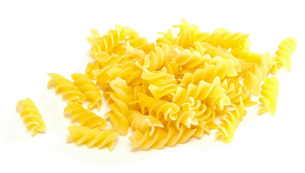 Foto pasta italiana secca su fondo bianco