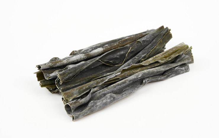 сушеные водоросли Laminaria Kelp, изолированные на белом фоне. комбу