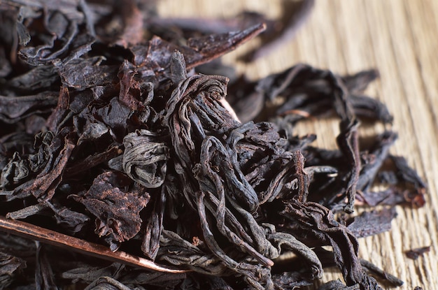 Dried large leaves of tea