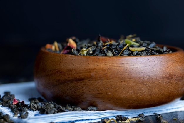 Dried largeleaf green tea with pieces of fruit