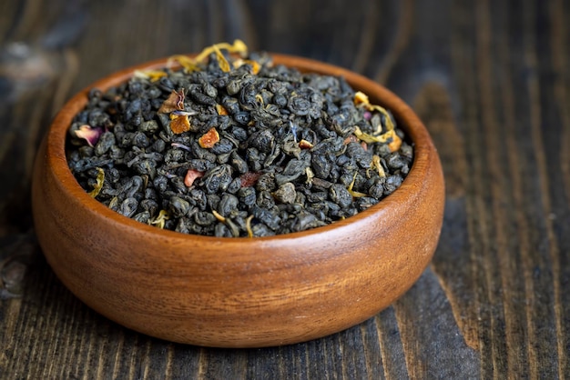 Dried largeleaf green tea with pieces of fruit