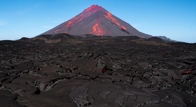 写真 噴火中の火山から出た乾燥した溶岩