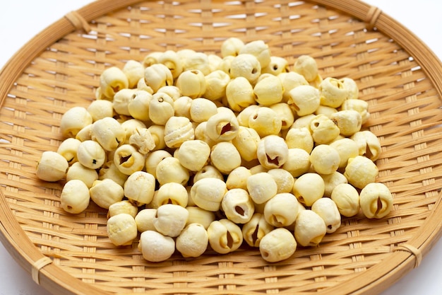 Photo dried lotus seeds in bamboo plate