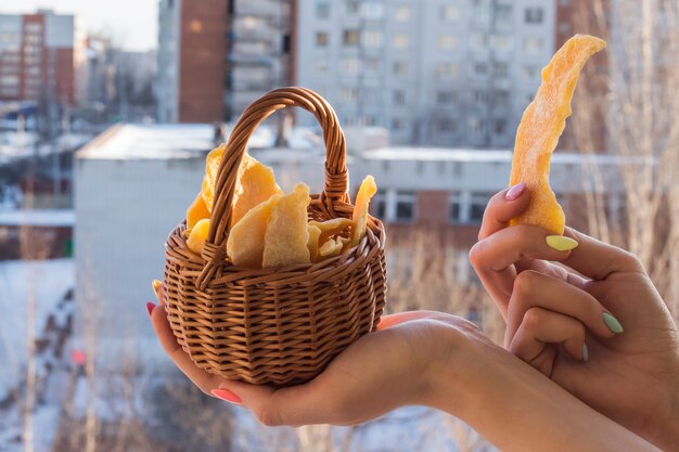 Mango essiccato in un cestino nelle mani di una ragazza