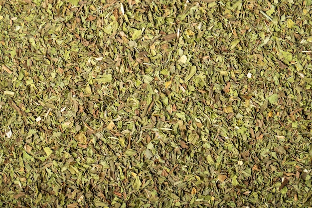 Foto menta secca tagliata in pezzi come sfondo con molti dettagli sfondo alimentare concetto di spezie secche vista superiore