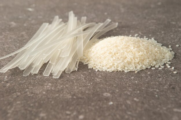 Photo dried noodles made from uncooked rice and rice