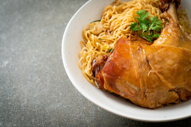 蒸し鶏丼入り乾麺-アジア料理スタイル