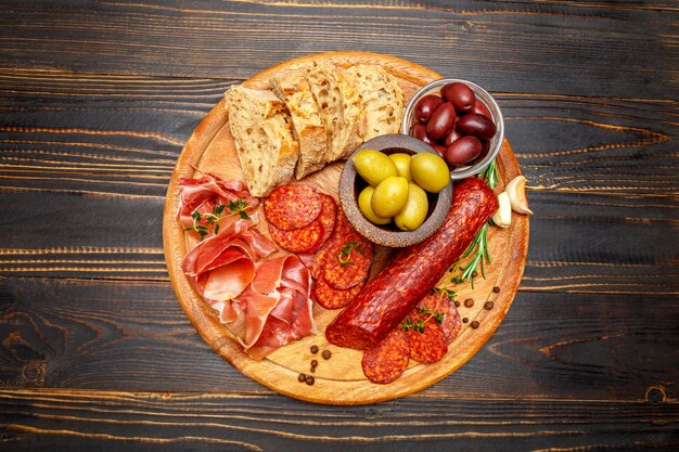 Salsiccia organica secca del salame o chorizo spagnolo sul tagliere di legno