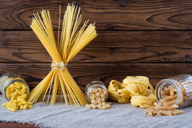 Raccolta di pasta secca su un panno bianco