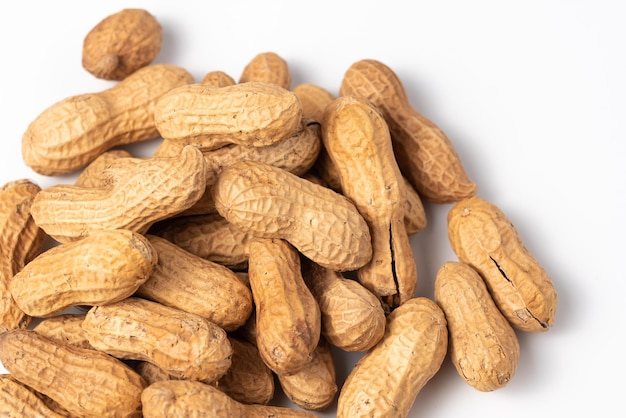 Photo dried peanuts isolated on white background