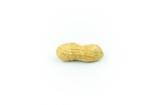 Photo dried peanuts isolated on white