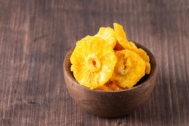 Photo dried pineapple in a bowl dried fruits