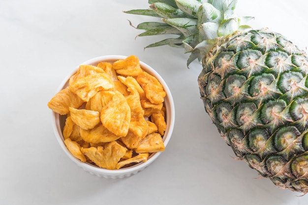 Photo dried pineapple crispy chips