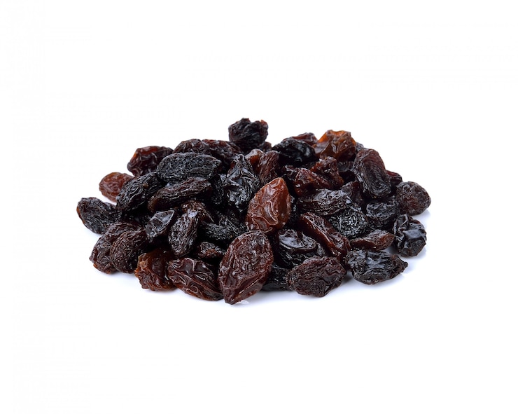 Photo dried raisins on white