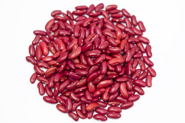 白い背景に乾燥した赤豆。