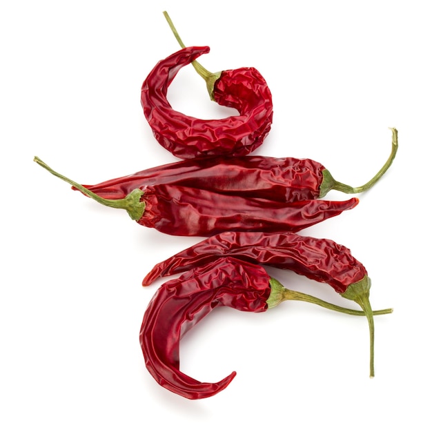 Photo dried red chili or chilli cayenne pepper isolated on white background cutout