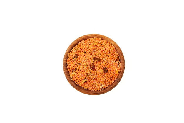Сушеная красная чечевица с пряными специями в деревянной миске на белом. Масурдаль или Дал Микс для супа с карри