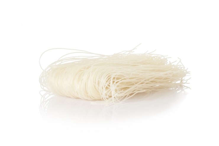 Photo dried rice japanese noodle withe reflection isolated on white