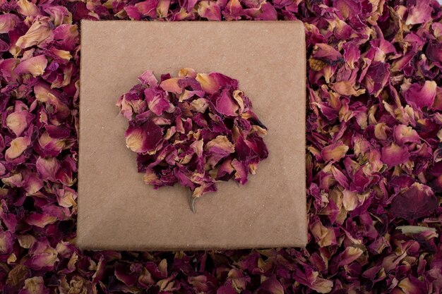 Photo dried rose petals in box and as a background