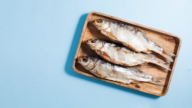 Pesce salato secco su un vassoio di legno.