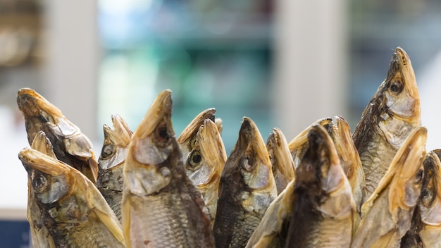 魚市場での乾燥および塩漬けのスプラット