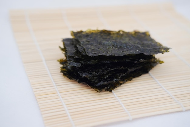 Photo dried seaweed on a bamboo japanese food