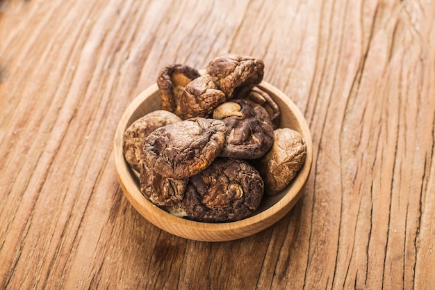 Photo dried shiitake mushrooms on wooden table