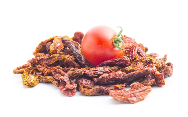 Photo dried sliced tomatoes and fresh tomatoes isolated on white background sundried tomatoes as superfood