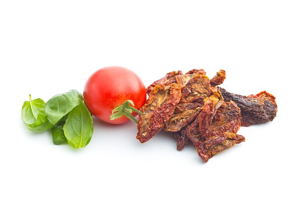 Photo dried sliced tomatoes and fresh tomatoes with basil leaves isolated on white background sundried tomatoes as superfood