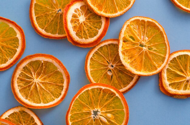 Foto agrumi secchi fette di agrumi su sfondo azzurro. arredamento di aromi naturali fatti in casa.