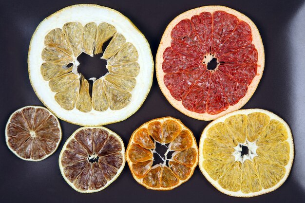 Photo dried slices of various citrus fruits