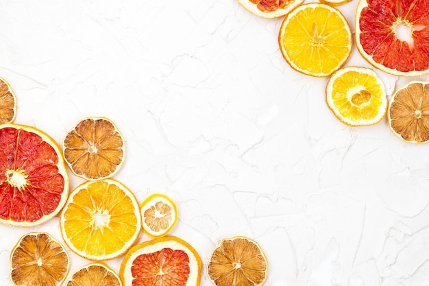 さまざまな柑橘系の果物の乾燥スライス