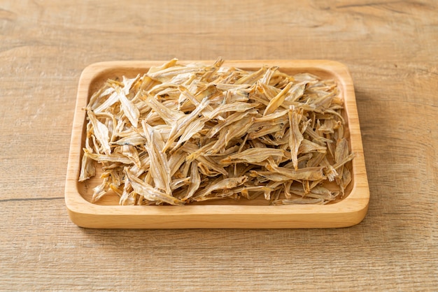 dried small crispy bake fish