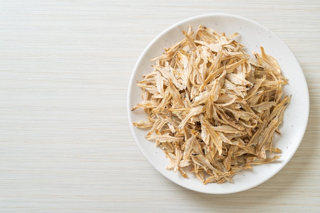 dried small crispy bake fish