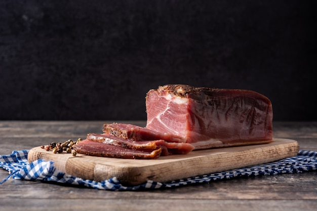 Photo dried and smoked meat on wooden table