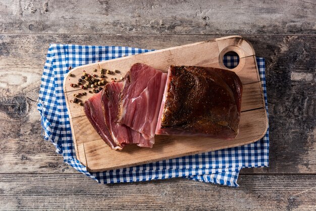 Foto carne secca e affumicata sulla tavola di legno