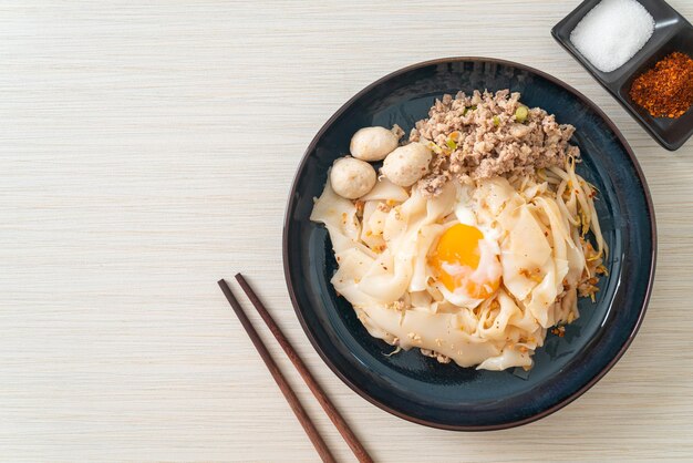 Noodles piccanti secchi con carne di maiale macinata, polpette e uova - stile asiatico