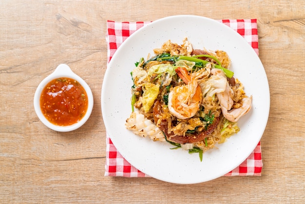 Sukiyaki essiccato - vermicelli saltati in padella con verdure e frutti di mare in salsa sukiyaki