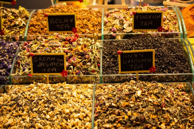 Foto tè essiccato frutta erbe fiori al bazar delle spezie di istanbul