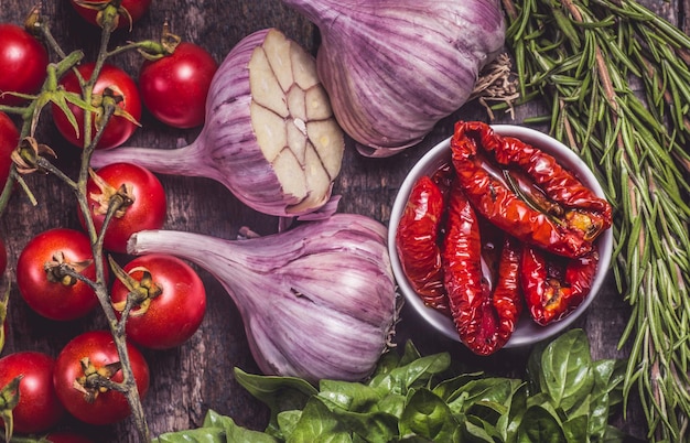 Photo dried tomatoes with garlic and rosemary