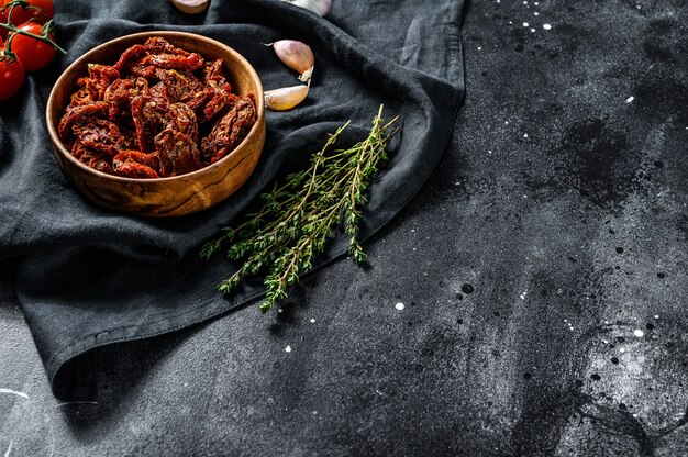 Pomodori secchi con aglio, spezie ed erbe aromatiche